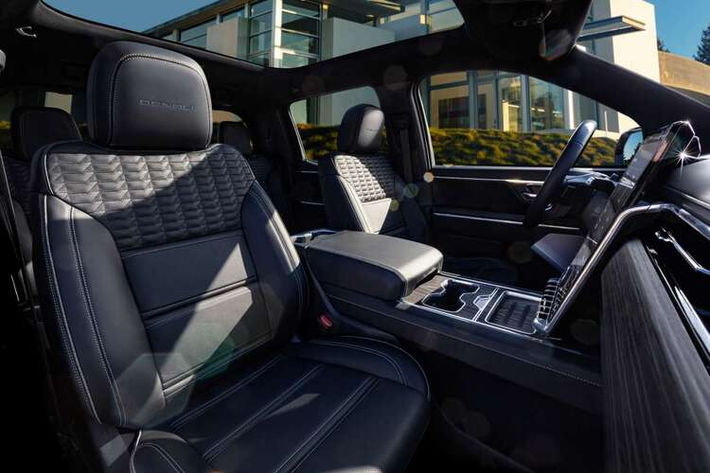 Sierra EV Denali Edition 1 đi kèm với bộ sạc AC19,2 kW cũng như bộ sạc nhanh 800 volt DC với khả năng nạp đủ năng lượng để xe di chuyển được 161 km chỉ trong 10 phút sạc. Điểm ấn tượng của mẫu xe này còn đến từ hệ thống Power Station Pro, giúp nó có thể cung cấp 10,2 kW điện năng thông qua 10 ổ cắm cho các dụng cụ và phụ kiện cần nguồn điện hoặc thậm chí là một chiếc xe điện khác.