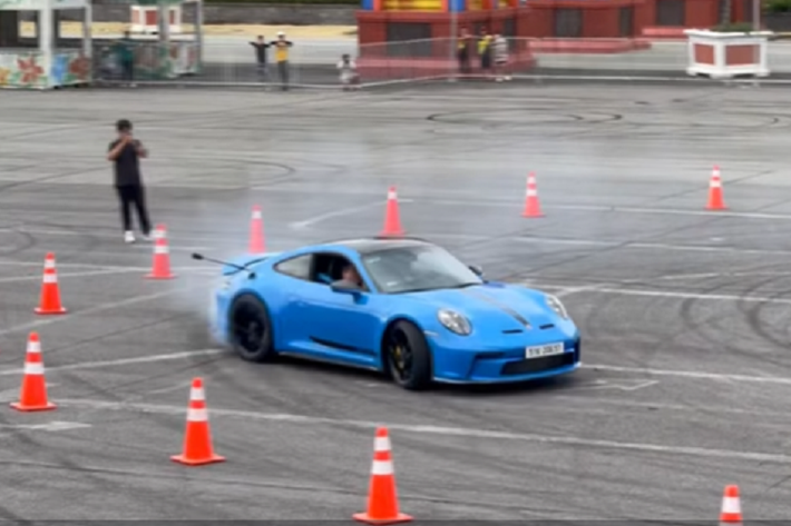 Chiếc Porsche 911 GT3 của Cường Đô la sở hữu ngoại thất xanh dương Shark Blue nổi bật. Mâm xe 5 chấu kép phối màu xanh-đen, đi kèm cùm phanh Carbon Composite màu vàng tương phản.