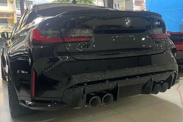 Đầu tiên là mặt tiền xe có lưới tản nhiệt quả thận lớn, thiết kế mới đính kèm thêm logo M3 và hốc gió trước được chia đôi, tách ra bởi lưới tản nhiệt kéo dài xuống cản va trước. Toàn bộ các chi tiết này đều được sơn đen, tông xuyệt tông ngoại thất. Các hốc gió bên cũng được tạo hình dữ dằn.