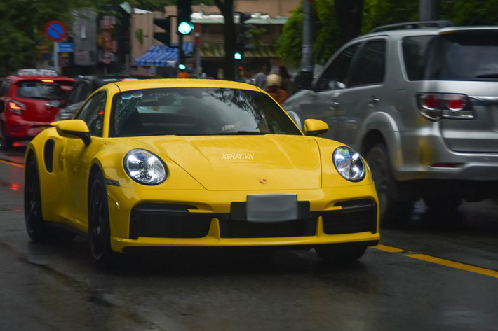 Mới đây, một chiếc xe thể thao Porsche 911 Turbo S thế hệ mới với màu sơn vàng “nắng” rực rỡ ở ngoại thất, vốn chưa từng xuất hiện trên bất kì chiếc 911 nào trong nước đã bất ngờ lăn bánh tại TP HCM.