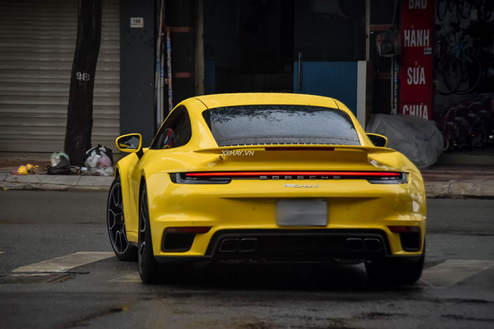 Nếu được trang bị gói hỗ trợ tăng tốc Sport Chrono, Porsche 911 Turbo S chỉ cần 2,7 giây (2,8 giây với bản Cabriolet) để đạt vận tốc 100 km/h từ trạng thái tĩnh. Vận tốc tối đa của xe là 330 km/h. Mức giá xe Porsche 911 Turbo S chính hãng tại Việt Nam khoảng hơn 15 tỷ đồng.