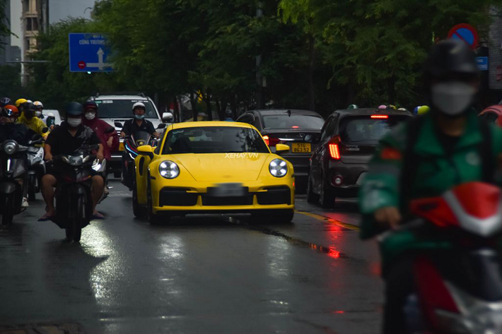Trang bị nổi bật có thể kể đến trên chiếc Porsche 911 Turbo S này là bộ mâm 5 chấu kép cắt vát dạng kim cương, kích thước 20 inch phía trước và 21 inch ở phía sau, đi kèm cùm phanh gốm ceramic cỡ lớn sơn màu vàng nổi bật. So với thế hệ trước, cản trước của Porsche 911 Turbo S đời 992 được tinh chỉnh đôi chút và có thêm hốc gió để cải thiện khả năng làm mát.