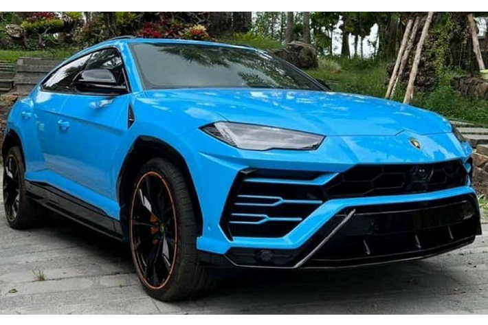 Xe có tùy chọn carbon cao nhất và hàng ghế sau là kiểu tiêu chuẩn với 3 ghế ngồi, ghế giữa khi không sử dụng có thể được hạ xuống để làm bệ tỳ tay và hộc đựng cốc. Xe cũng có thêm 2 màn hình giải trí cho hàng ghế sau.