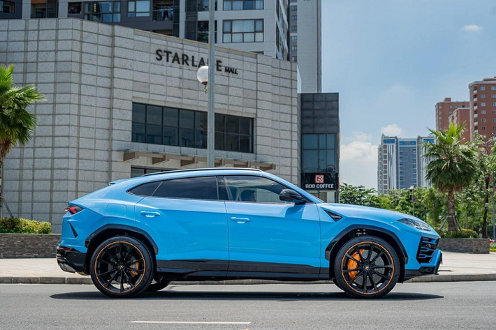 Ngoài màu sơn độc đáo và đẹp mắt chưa có chiếc xe Lamborghini Urus thứ 2 nào sở hữu, xe còn có nhiều tùy chọn đẹp mắt như mâm 23 inch sơn màu tối cùng viền cam, ống xả độ Akrapovic và một số chi tiết bằng carbon.
