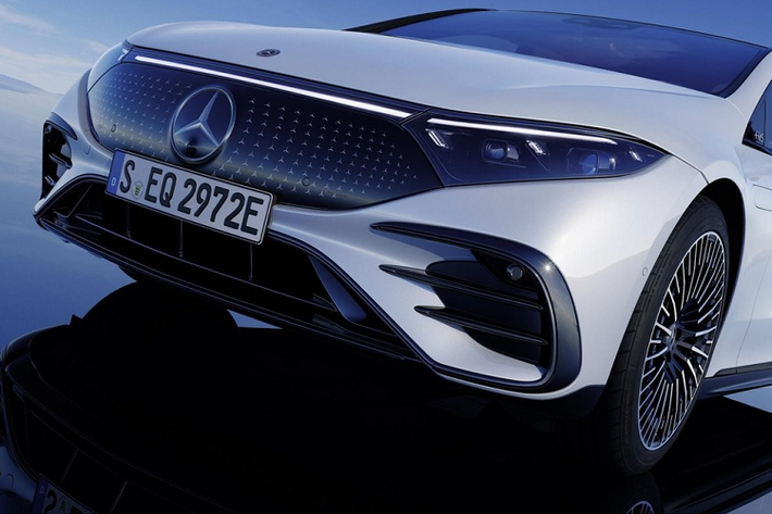 Mercedes-Benz EQS 2023 mới lần đầu được ra mắt thị trường quốc tế vào tháng 4/2021. Được mệnh danh là “S-Class bản chạy điện” nhưng EQS được phát triển trên cơ sở gầm bệ hoàn toàn mới, dành riêng cho dòng sản phẩm ôtô điện mới của hãng xe Đức.