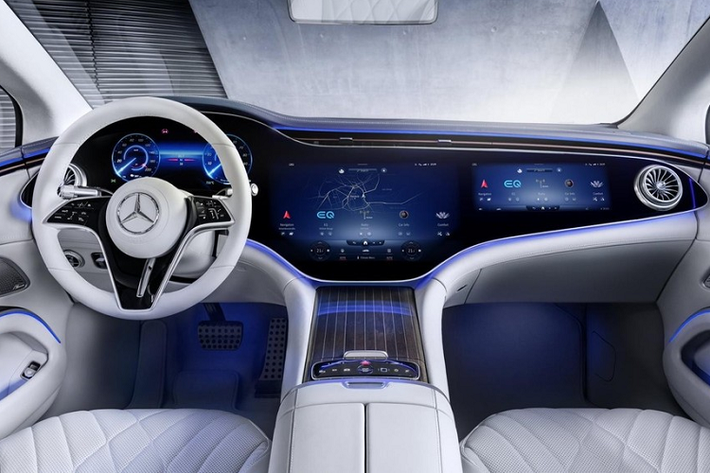Hiện vẫn chưa rõ trang bị trên 2 phiên bản sẽ được bán ra tại Việt Nam của Mercedes-Benz EQS nhưng ở thị trường quốc tế, xe có 3 gói phụ kiện ngoại thất gồm: Tiêu chuẩn, AMG Line và Electric Art.