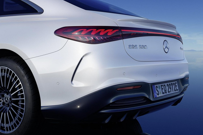 Về khả năng vận hành, theo như thông tin trước đó được đăng tải lên trang web của Mercedes-Benz Việt Nam, EQS sẽ có tổng công suất lên tới 516 mã lực, phạm vi hoạt động lên tới 770 km khi sử dụng tùy chọn pin 108 kWh cao cấp nhất.