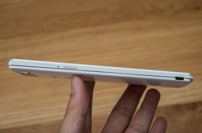 Oppo đã trang bị mô-tơ xoay cho dòng máy này, thay vì phải dùng tay lật cụm ống kính.