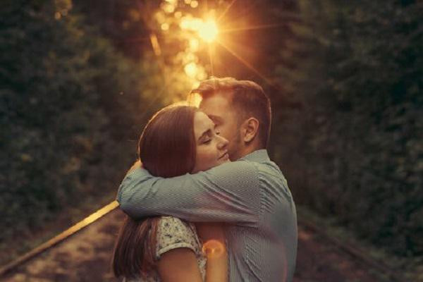 Đặc biệt, khả năng kiểm soát cảm xúc của nam giới còn ảnh hưởng trực tiếp đến hạnh phúc hôn nhân. Đứng trước phụ nữ đẹp, đàn ông biết kiểm soát sẽ điều chỉnh, cân đối cảm xúc, không nương theo khoái lạc nhất thời mà đánh đổi hôn nhân.