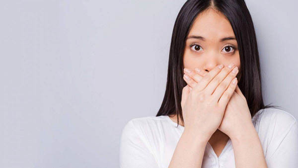 Hôi miệng. Hôi miệng là tình trạng rất phổ biến, có thể do thực phẩm, đánh răng không đúng cách, sâu răng hoặc uống ít nước. Tình trạng này sẽ nhanh chóng cải thiện khi điều chỉnh chế độ ăn, cách vệ sinh. Ngược lại, hôi miệng kéo dài, hơi thở có mùi ôi khét, tanh hoặc mùi trứng thối; có thể cảm nhận rõ ràng; khó cải thiện sau khi vệ sinh sạch sẽ thì rất có thể đây là dấu hiệu gan có vấn đề.