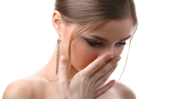 Khi gan có vấn đề, chức năng hoạt động của gan ảnh hưởng. Khả năng giải độc và trao đổi chất của cơ thể sẽ giảm đáng kể. Độc tố tích tụ được vi khuẩn xử lý thành dimethyl sulfide và một số chất tạo mùi khác. Những chất này được đào thải ra ngoài qua đường tiêu hóa, đường hô hấp.