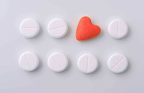 Lạm dụng sản phẩm kích dục. Thuốc kích dục có thể làm tăng ham muốn, tăng khả năng tình dục. Vậy nhưng, thuốc có thể kích thích ham muốn tình dục quá mức, khiến cặp đôi nhập cuộc quá mạnh. Từ đó, làm tăng nguy cơ đột tử khi quan hệ tình dục.