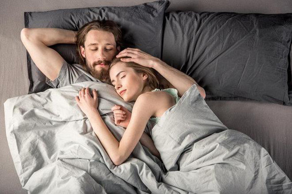 Đời sống tình dục điều độ, hài hòa không chỉ rèn luyện sức khỏe, giảm đau, giảm căng thẳng, ngủ ngon mà còn bảo vệ bầu ngực, nâng cao khả năng miễn dịch, thậm chí ngăn ngừa các bệnh tim mạch và mạch máu não. Để nâng cao chất lượng cuộc “yêu”, chuyên gia khuyên cặp đôi nên thủ thỉ trò chuyện và làm tốt màn dạo đầu. Việc làm này không chỉ khơi gợi sự hứng thú của cả hai mà còn giúp đối phương cảm nhận sự an toàn, tình cảm chân thành mà bạn dành cho họ.