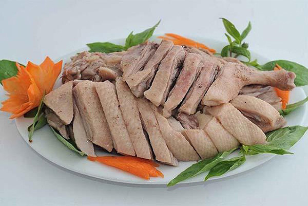 Về tác dụng của thịt vịt, Trung y quan niệm loại thịt này vị ngọt, tính mát giúp thanh nhiệt. Mùa hè ăn thịt vịt sẽ giúp giải nhiệt rất tốt, tác dụng này rất hiếm thấy ở các loại thịt khác.