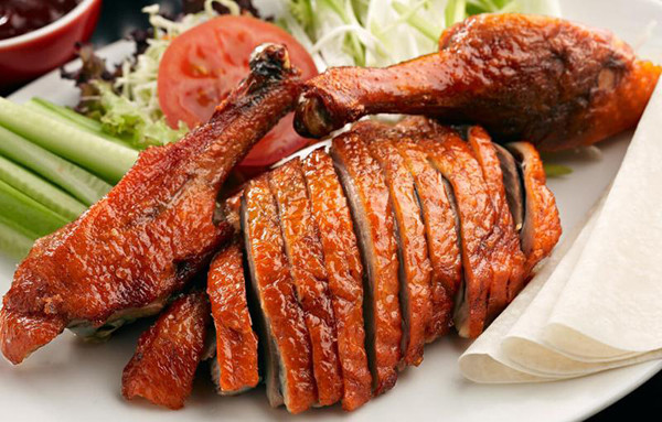 Ngoài tác dụng thanh nhiệt, thịt vịt còn mang lại hiệu quả “bổ trung ích khí, dưỡng âm ngũ tạng, thanh nhiệt tiêu tích, dưỡng huyết bổ thủy, dưỡng dạ dày, nhuận phế”. Với ưu điểm này, thịt vịt rất tốt cho người hay cáu gắt, bốc hỏa, mệt mỏi.