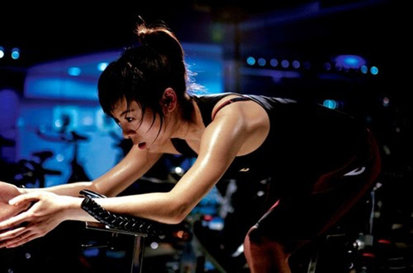Thể thao thời điểm này khiến cơ thể bị thử thách rất nhiều, thậm chí có thể dẫn đến tai biến về tim mạch và mạch máu não. Để có lợi cho sức khỏe, bạn nên thay đổi thời gian luyện tập. Mùa hè, thay vì tập buổi sáng, bạn nên chuyển sang tập buổi tối.