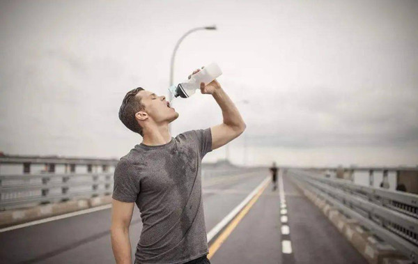 Uống đồ lạnh sau thể thao. Uống nước lạnh ngay sau khi vận động mạnh được ví như “liều thuốc độc” với cơ thể. Nguyên nhân bởi nước lạnh khiến mạch máu co lại đột ngột, tăng tiêu thụ oxy ở các cơ quan như tim, não.