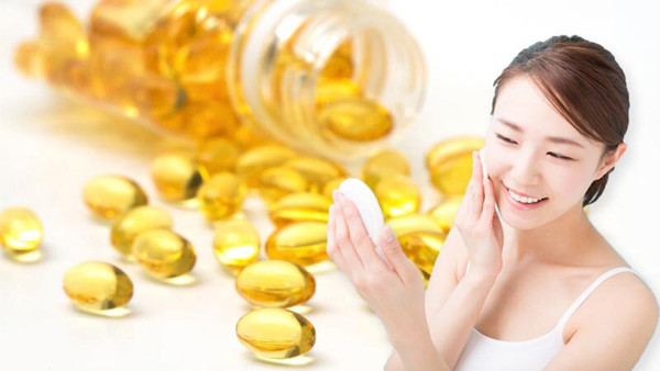 Khi thực hiện, bạn rửa sạch tay, cắt viên nang vitamin E rồi thoa lên mặt. Sử dụng ngón tay massage đều để dưỡng chất thấm sâu vào lớp biểu bì. Lưu ý, không dùng vitamin E chung mỹ phẩm khi thoa.