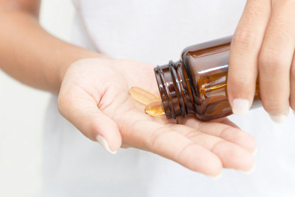 Lợi ích của việc bổ sung vitamin E theo đường uống. Vitamin E tan trong chất béo, uống mỗi ngày góp phần thúc đẩy quá trình trao đổi chất, tăng cường bài tiết hormone ở các cơ quan.