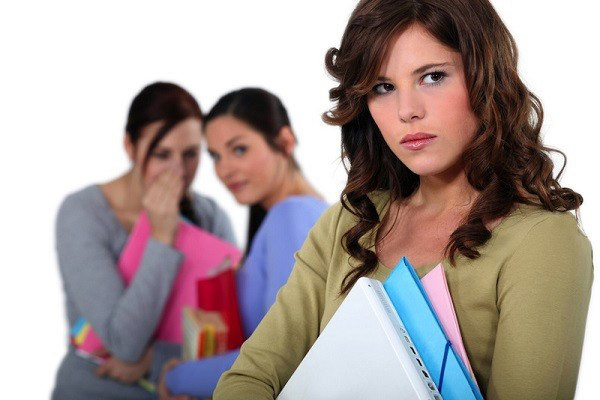 3. Nói xấu người khác sau lưng. Phụ nữ thường rất hào hứng những câu chuyện giật gân, phán xét người khác. Phụ nữ có bản lĩnh, biết đối nhân xử thế sẽ tiết chế lời nói, biết mình nên nói gì và không nên nói gì.