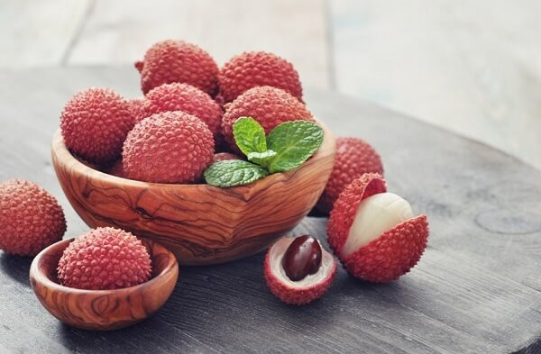 Bên cạnh đó, hàm lượng đường cao còn có thể khiến miệng luôn ở trạng thái ưu trương, khô miệng. Một số trường hợp, ăn nhiều vải cùng lúc còn có thể gây “bệnh vải thiều”.