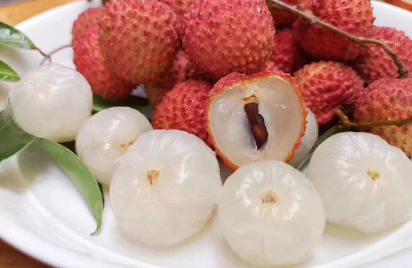 Quả vải chứa nhiều dưỡng chất cần thiết cho cơ thể. Theo Heathline, 100g vải chứa 66 calo, 0,8g protein, 16,5g carbs, 15,2g đường, 1,3g chất xơ và 0,4g chất béo. Đặc biệt, vải giàu chất chống oxy hóa, chống ung thư, chống viêm, chống vi khuẩn, bảo vệ và tăng cường hệ miễn dịch... (Ảnh minh họa)
