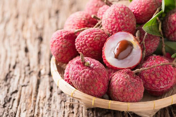 Fructose là một loại monosaccharide (đường trái cây), cơ thể không hấp thụ trực tiếp mà phải chuyển đổi thành glucose trước. Điều này vô tình tạo gánh nặng cho gan. Sau khi thâm nhập vào cơ thể, các tế bào tiểu đảo sẽ tiết ra một lượng lớn insulin trong thời gian ngắn, khiến lượng đường trong máu nhanh chóng giảm xuống.