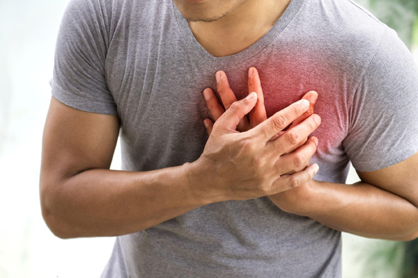 Ngoài cảm giác đau tức, cơ thể còn có biểu hiện tim đập nhanh, rối loạn nhịp tim. Không giống trường hợp đau tức ngực do lo âu, căng thẳng kéo dài ảnh hưởng đến nhịp thở, gây thiếu oxy; đau do bệnh tim sẽ ngày càng tiến triển. Trong khi đó, đau tức ngực do những yếu tố trên sẽ nhanh chóng cải thiện khi tinh thần tốt hơn.
