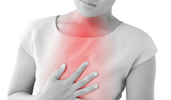 Đau tức ngực. Đau tức ngực, cảm giác khó chịu vùng ngực là dấu hiệu bệnh tim phổ biến nhất, bắt nguồn từ tình trạng cơ tim bị thiếu máu. Cảm giác đau tức ngực có cường độ khác nhau tùy vào tình trạng bệnh song có điểm chung là cảm giác khó chịu lan dần ra sau lưng.