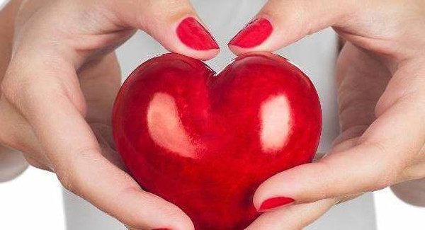Hầu hết các trường hợp, dấu hiệu bệnh tim thường xảy ra ở tim hay vùng ngực. Đôi khi, triệu chứng có thể biểu hiện ở những bộ phận khác. Lắng nghe, phát hiện và can thiệp sớm có ý nghĩa quan trọng trong việc nâng cao hiệu quả điều trị, củng cố sức khỏe. (Ảnh minh họa)