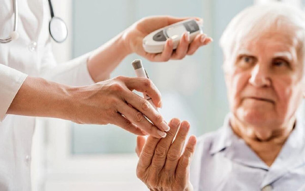 Bên cạnh đó, tuần hoàn ngoại vi bàn chân của bệnh nhân tiểu đường suy giảm, khiến họ không nhạy cảm với nhiệt độ của nước. Khó khăn trong việc cảm nhận nhiệt độ nước có thể dẫn đến bỏng, khiến tình trạng sức khỏe càng trầm trọng.
