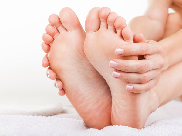 Điều này khiến nhiều người nhầm tưởng ngâm chân trong nước ấm sẽ cải thiện tình trạng. Thực tế, nhiệt độ nước dễ khiến các mao mạch ở chân nở ra do nhiệt, khiến các tổn thương ở chân ngày càng trầm trọng.
