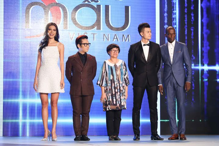 Chọn chiếc đầm ngắn nạm pha lê của NTK Chung Thanh Phong, Minh Tú khoe bờ vai trần sexy, thu hút ánh nhìn của người đối diện ngay từ khi xuất hiện. Cô nhanh chóng vào phòng hậu trường để bàn bạc với ban tổ chức về những quy định, cách chấm điểm trước khi cuộc thi diễn ra.