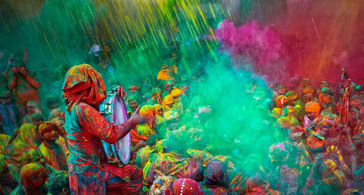 Lễ hội Holi, Ấn Độ. Mùa xuân của miền Bắc Ấn Độ hẳn sẽ thiếu đi khá nhiều sắc màu nếu thiếu đi sự hiện diện của lễ hội Holi. Một trong những đặc trưng làm nên lễ hội Holi chính là việc những người Hindu sẽ ném các bột màu vào nhau, tạo nên vô số những mảng màu đa sắc và hết sức sôi động trong không gian. Holi còn được coi là lễ hội của tình yêu và kèm theo nhiều hoạt động mang tính truyền thuyết của Ấn Độ giáo cũng như các màn nhảy múa, ca hát.
