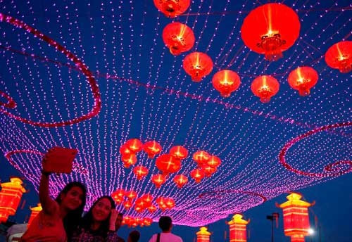 Lễ hội đèn lồng là sự kiện vui nhất và sôi nổi nhất trong dịp đầu năm của người Trung Quốc được tổ chức vào rằm tháng Giêng âm lịch hàng năm. Vì tin rằng lồng đèn xua đuổi ma quỷ và mang lại bình yên, hạnh phúc nên họ thắp rất nhiều đèn lồng để chào đón năm mới. Dần dần, nghi lễ này được phát triển thành một hoạt động lớn, là nơi trưng bày các kiểu đèn lồng trang trí và ngày càng được làm công phu.