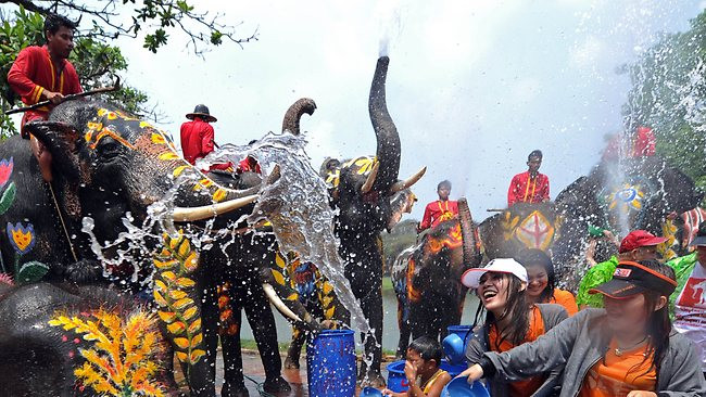 Lễ hội Nước Songkran, Thái Lan, là một sự kiện hàng năm – một trong những lễ hội quan trọng nhất của đất nước Chùa Vàng, diễn ra vào khoảng tầm tháng Tư và còn được du khách nước ngoài biết đến với tên gọi Lễ hội nước. Người Thái Lan tổ chức lễ hội Songkran để chào đón năm mới. Ngoài tục té nước với ý nghĩa gột rửa những điều chưa tốt trong năm cũ, đón nhận sự tươi tắn và may mắn trong năm mới, lễ hội Songkran còn đi kèm với truyền thống đi thăm hỏi người cao tuổi, đến chùa lễ Phật…