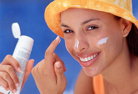 Dị ứng nước hoa và các mỹ phẩm còn có thể gây nên một bệnh rất khó chữa là sạm da do nước hoa, mỹ phẩm. Nếu bị sạm da thì bôi kem chống nắng buổi sáng, tối bôi các chế phẩm làm nhạt màu các vết thâm như: hydroquinone 2%, isotretinoin 0,1%.