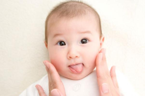 Có vấn đề về hô hấp: Cảm lạnh là thông thường với các bé sơ sinh nhưng khò khè, khó thở, có đờm trong mũi và cổ họng có thể là những biểu hiện của phản ứng với protein trong sữa.