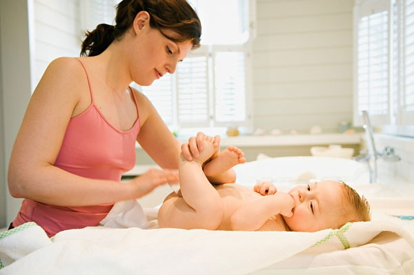 Tiêu chảy: Tiêu chảy là phổ biến ở trẻ sơ sinh nhưng nếu nó xảy ra thường xuyên (trung bình 2 đến 4 lần một ngày trong vòng hơn một tuần) và/hoặc có máu trong tã thì đó là dấu hiệu trẻ bị dị ứng sữa.