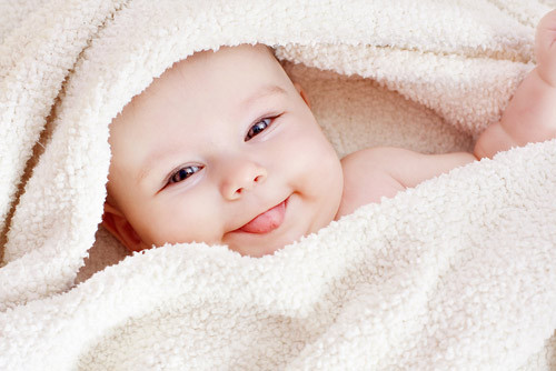 Trẻ đánh rắm: tất cả trẻ sơ sinh đều thường “xì hơi” tuy nhiên nếu trẻ đánh rắm thường xuyên kèm theo những triệu chứng khác thì đó có thể là dấu hiệu của dị ứng với protein trong sữa.