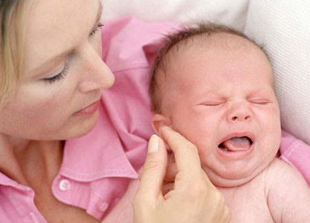Trẻ quấy khóc: Trẻ sơ sinh thường quấy khóc nhưng sẽ là bất thường nếu trẻ khóc kéo dài. Khi không có lí do rõ ràng, trẻ khóc thường được cho là do đau bụng. Đôi khi trẻ cực kì quấy khóc là do đau bao tử gây ra bởi dị ứng protein trong sữa bột công thức.