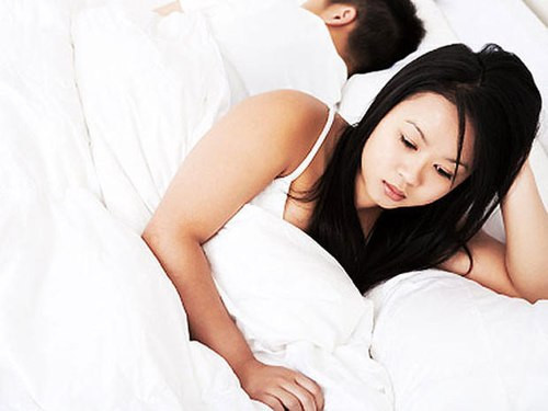 Đau khi quan hệ tình dục. Nhiều phụ nữ nghĩ rằng sẽ là bình thường nếu cảm thấy một chút đau đớn hay khó chịu trong khi quan hệ tình dục. Tuy nhiên, theo các bác sĩ sản phụ khoa thì đây lại là vấn đề cần quan tâm.