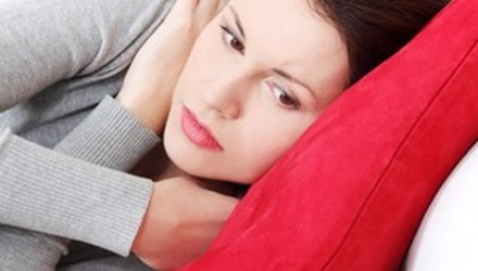 Chảy máu bất thường là dấu hiệu nguy hiểm cảnh báo vùng kín bị tổn thương. Phụ nữ thường chỉ quen với sự ra máu hằng tháng (gọi là kinh nguyệt). Bản chất của hiện tượng này là sự bong lớp nội mạc tử cung do ảnh hưởng của hóc môn. Nhưng khi có chảy máu ở cửa mình ngoài kỳ kinh này thì chắc chắn là do một bộ phận nào đó của cơ quan sinh dục "có vấn đề" như âm đạo, cổ dạ con, khoang dạ con... Hiện tượng này có thể báo hiệu nhiều chứng bệnh nên người bệnh cần phải được khám và điều trị kịp thời.