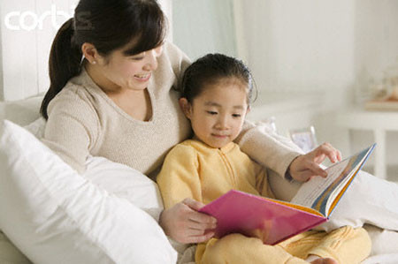 Bố mẹ có thể trò chuyện với con về ngày đầu tiên đi học của năm mới ví như: “Con biết không? ngày đầu tiên đi học của năm mới là ngày rất ý nghĩa, nó được coi như ngày may mắn, nếu con học thật ngoan, thật giỏi, thật chăm chú vào ngày đó thì cả năm con sẽ học giỏi”.