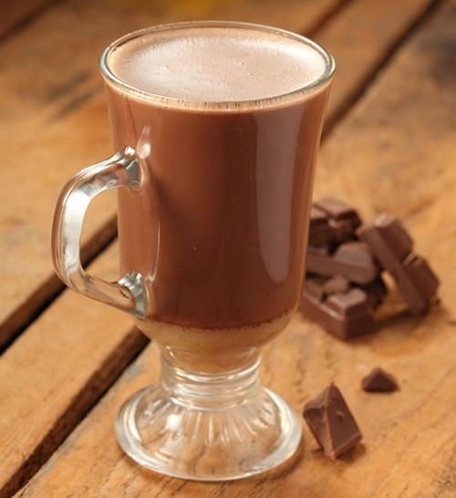 Chocolate nóng: Giúp cải thiện tinh thần và bảo vệ cơ thể trước bệnh tim mạch. Chocolate chứa serotonin, có khả năng điều chỉnh trạng thái tinh thần (lượng serotonin thấp có thể gây ra tình trạng buồn chán). Chocolate giàu polyphenol, chất chống ôxy hóa có nguồn gốc từ thực vật, giúp bảo vệ các tế bào chống lại sự phá hủy ôxy hóa, điển hình là làm giảm đi lượng cholesterol trong máu.