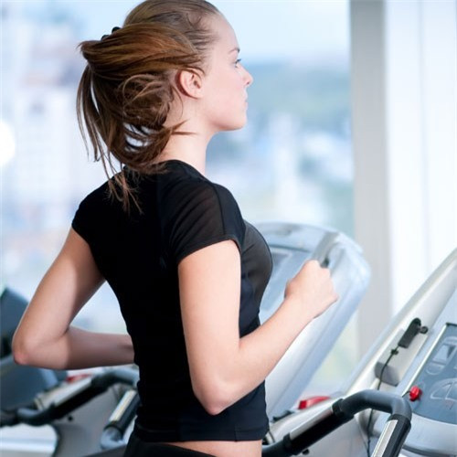 Vận động thân thể. Vận động thân thể giúp bạn giữ gìn sức khỏe và chống stress lâu dài. Chỉ cần bỏ ra 10 phút vận động mạnh để cơ thể bạn đủ giải phóng năng lượng và làm điều hòa hoạt động nội tiết để giúp cân bằng tâm lý. Đối với người già hoặc người có bệnh tim mạch, vận động nhẹ, đi bộ, thực hành một vài động tác co giãn tối đa của yoga sẽ thích hợp hơn. Đứng lên và tập thể dục, cơ thể chúng ta chỉ có thể hoạt động hiệu quả và không mệt mỏi trong vòng 45 phút.
