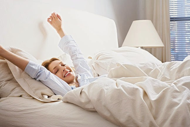Dậy sớm hơn. Những ngày tết bạn tự thưởng cho mình bằng những buổi đi chơi về khuya, những bộ phim yêu thích và sáng nào cũng 'ngủ nướng' thêm… vài tiếng. Đồng hồ sinh học của bạn thích nghi với điều này không mấy khó khăn nhưng để xoay trở lại lịch như ban đầu cũng không hề dễ dàng. Trước ngày phải đi làm, bạn hãy thay đổi thói quen nói trên bằng cách dậy sớm, tập thể dục và làm những việc cá nhân để bản thân sẵn sàng cho hành trình phía trước.