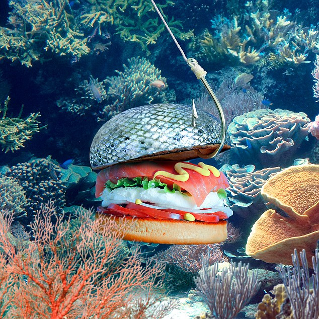 Hamburger theo phong cách Đại dương với vỏ bánh da cá hồi, kẹp cá hồi hun khói, pho mát kem, cà chua, rau diếp, hành tây và mù tạt.