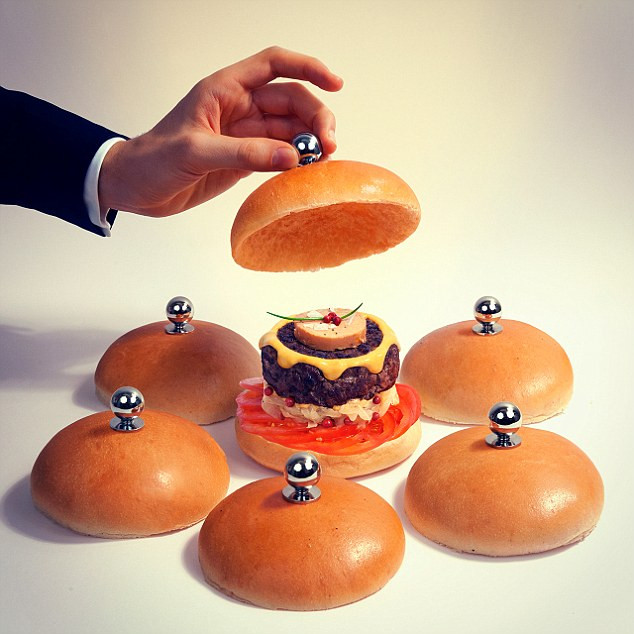 Hamburger phong cách Bếp trưởng với cà chua, rau, thịt bò xay, xúc xích...