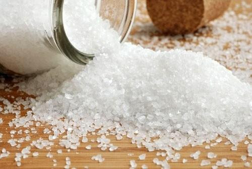 Muối biển. Những hạt muối biển cũng được các chuyên gia đánh giá cao trong việc đem tới bộ móng khỏe và làn da tay mềm mại. Bạn hãy trộn 2 thìa cà phê muối với vài giọt nước chanh hoặc tinh dầu rồi đổ trộn vào một bát nước ấm. Ngâm tay trong dung dịch nước muối ấm này sẽ bàn tay của bạn thư giãn và tăng cường sức khỏe cho bộ móng một cách đáng ngạc nhiên.